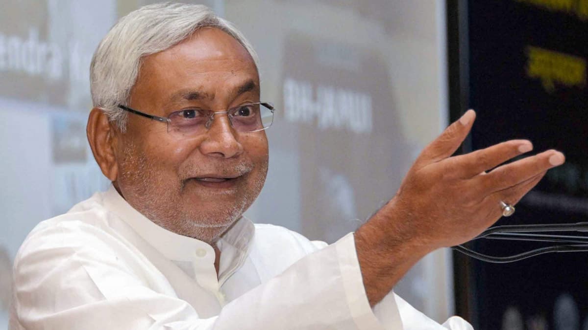 Bihar: सीएम नीतीश कुमार ने लालू यादव पर कसा तंज, कहा- 'वे तो जेल से भी अपना काम करते ही रहते हैं'