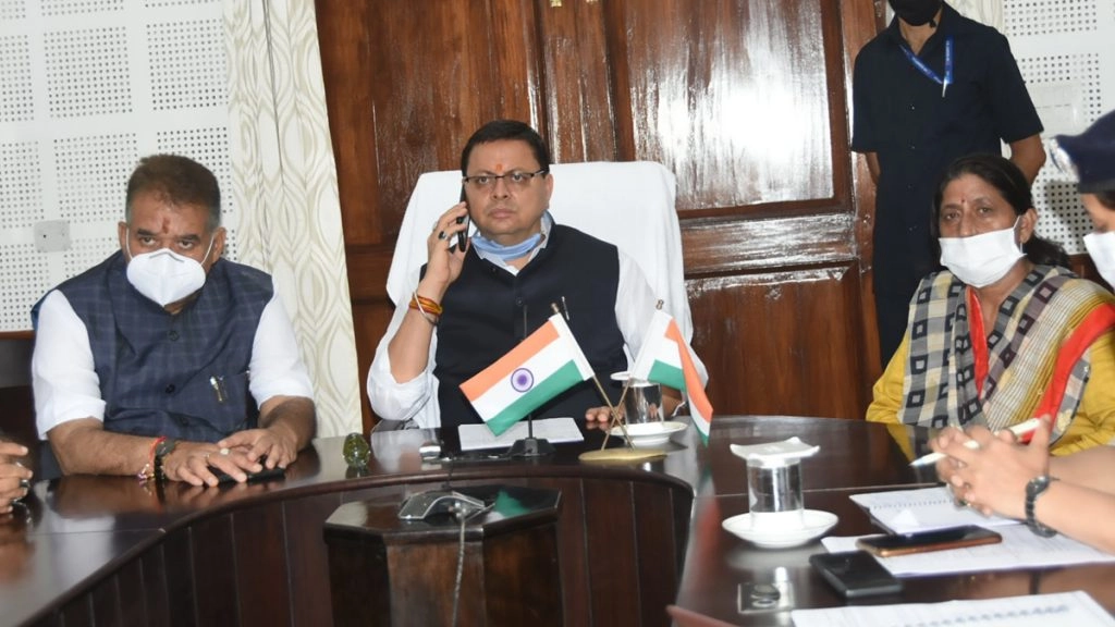 सीएम पुष्कर सिंह धामी ने पिथौरागढ़ में भारी बारिश के बाद हुए नुकसान को लेकर  अधिकारियों से फोन पर की बात