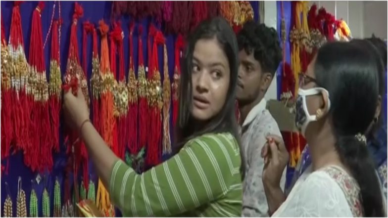 Raksha Bandhan 2021: रक्षाबंधन के अवसर पर लोगों ने गोरखपुर में की खरीददारी