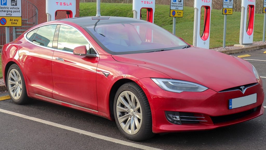 गोपनीय टेस्ला मॉडल 3 कारें मुंबई-पुणे एक्सप्रेसवे पर देखी गईं