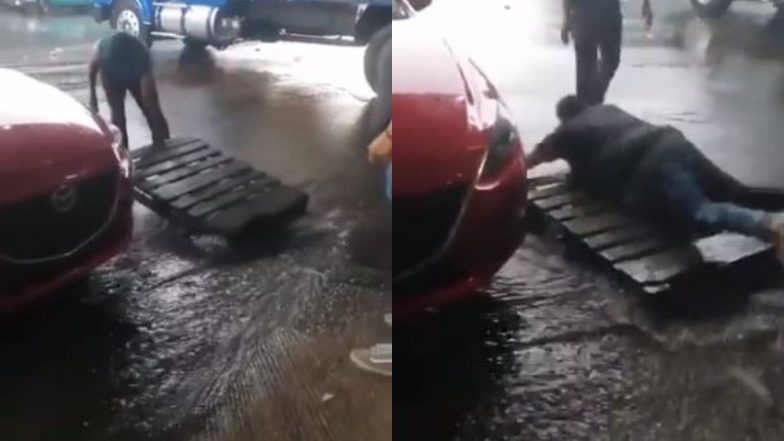 बारिश के पानी से बॉस को बचाने के लिए कर्मचारी ने सड़क पर लगाई तख्ती, उस पर कदम रखते ही मालिक गिरा धड़ाम (Watch Viral Video)