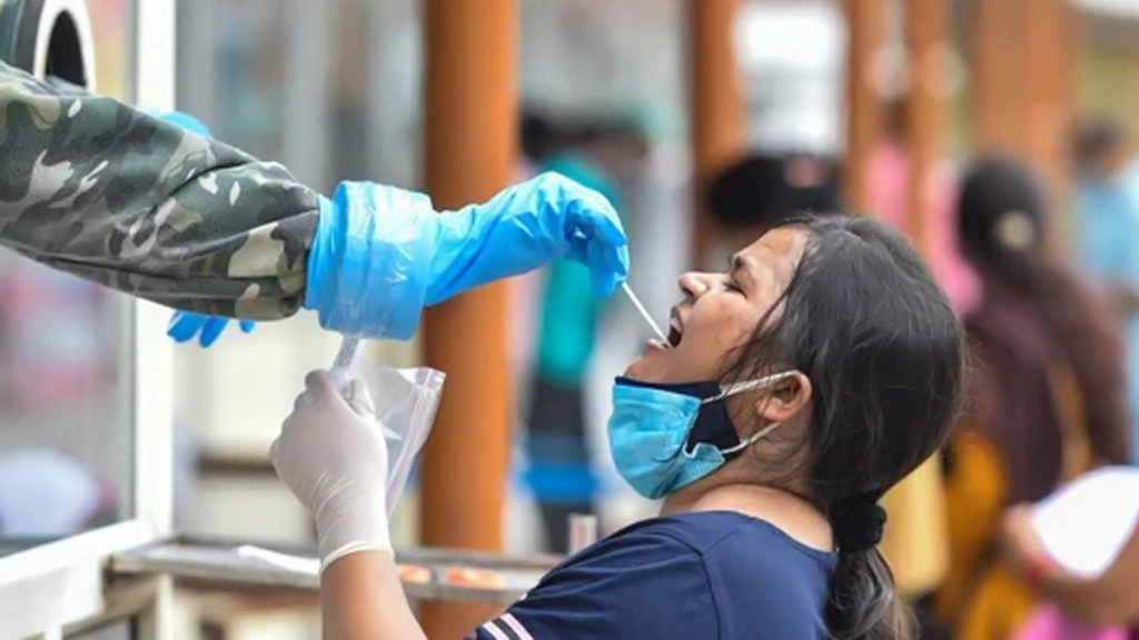 वैज्ञानिकों की चेतावनी, कोरोना की तीसरी लहर अक्टूबर-नवंबर महीने में पीक पर होगी