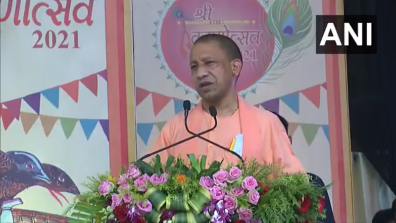 Janmashtami 2021: CM योगी ने मथुरा में किए भगवान कृष्ण के दर्शन, कहा- कुछ लोगों को पहले पूजा करने में भी सांप्रदायिकता का भय होता था लेकिन अब वो बोल रहे हैं राम मेरे कृष्ण भी मेरे!