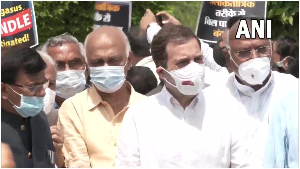 राज्यसभा के उपसभापति हरिवंश नारायण सिंह भी बैठक में मौजूद थे