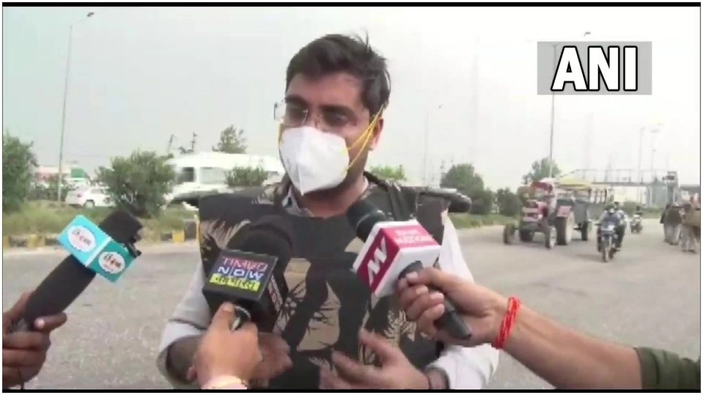 'सिर फोड़' देने वाला वीडियो वायरल, करनाल एसडीएम ने दिए थे पुलिस को 'सिर पर लट्ठ मारने' के निर्देश