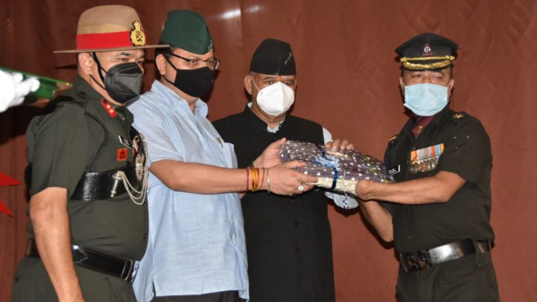 Independence Day 2021: CM पुष्कर सिंह धामी ने सैनिकों, पूर्व सैनिकों एवं वीरांगनाओं को किया सम्मानित