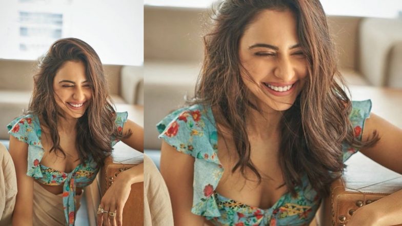 Rakul Preet Singh की अदाएं हैं बेहद ही खास, स्माइल करते हुए दिल चुरा लेने वाली फोटो की शेयर