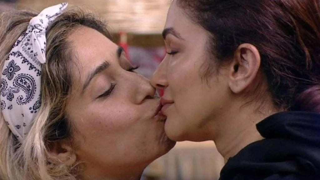 नेहा भसीन ने रिद्धिमा पंडित को किया किस 