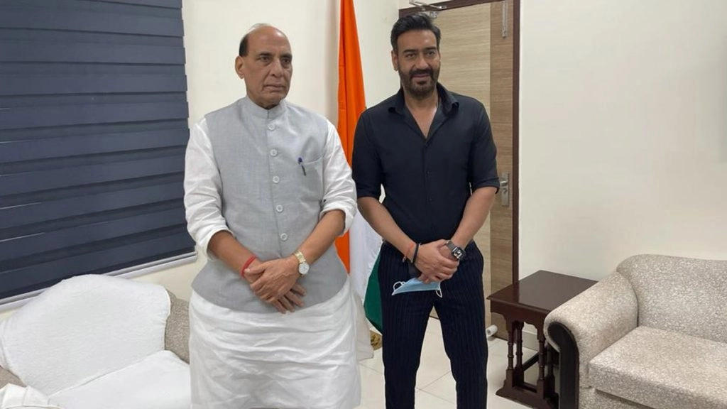 भुज की रिलीज से पहले रक्षा मंत्री से मिले अजय देवगन 