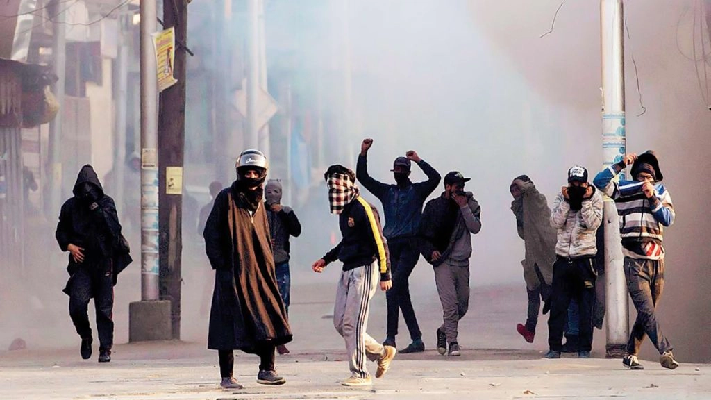 जम्मू-कश्मीर: पत्थरबाजों के खिलाफ कड़ा एक्शन, नहीं मिलेगी सरकारी नौकरी, न पासपोर्ट वेरिफिकेशन