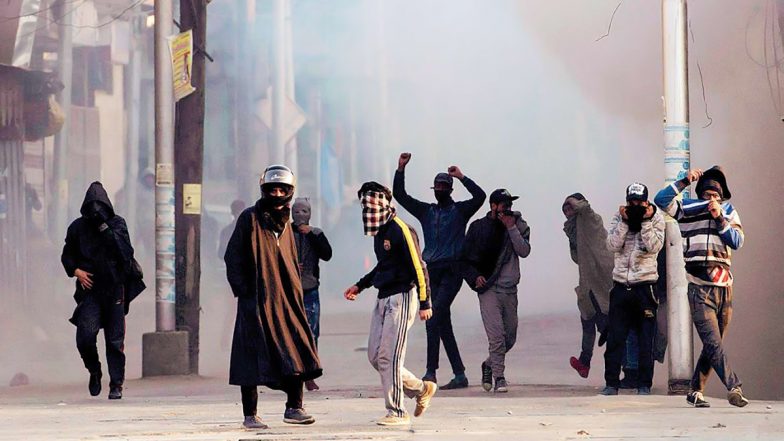 Jammu and Kashmir: पत्थरबाजों के खिलाफ कड़ा एक्शन, नहीं मिलेगी सरकारी नौकरी, न पासपोर्ट वेरिफिकेशन