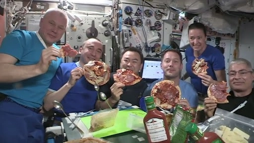 स्पेस पर अंतरिक्ष यात्रियों ने 'फ्लोटिंग पिज़्ज़ा' का लिया आनंद, चीजों के हवा में तैरने का शॉकिंग वीडियो वायरल