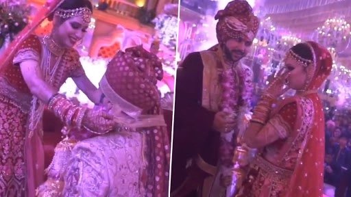 वरमाला के बाद दूल्हा-दुल्हन हुए इमोशनल, दोनों की आंखों से छलके आंसू, देखें वीडियो