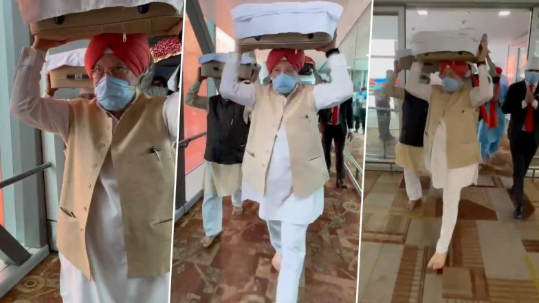 VIDEO: काबुल से दिल्ली पहुंचे श्री गुरु ग्रंथ साहिब जी के तीन पवित्र स्वरूप, एयरपोर्ट पर केंद्रीय मंत्री हरदीप सिंह पूरी सिर पर रख नंगे पैर चले