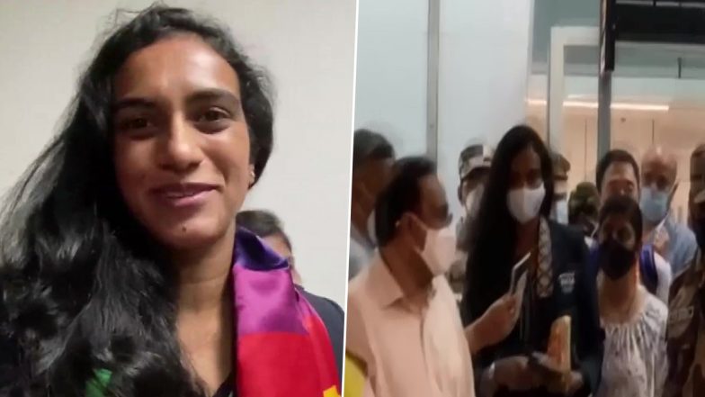 Tokyo Olympics 2020: कांस्य पदक के साथ दिल्ली पहुंची पीवी सिंधु, एयरपोर्ट पर हुआ जोरदार स्वागत