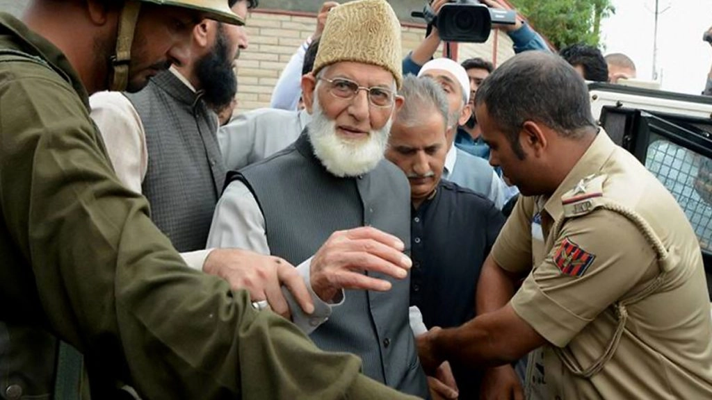 सैयद अली शाह गिलानी के निधन के बाद कश्मीर में पाबंदियां जारी