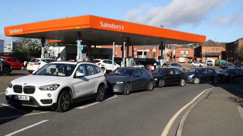 UK Fuel Crisis: ब्रिटेन में पेट्रोल-डीजल और गैस की भयानक कमी, 90 फीसदी पेट्रोल पंप बंद, स्टैंडबाय पर सेना