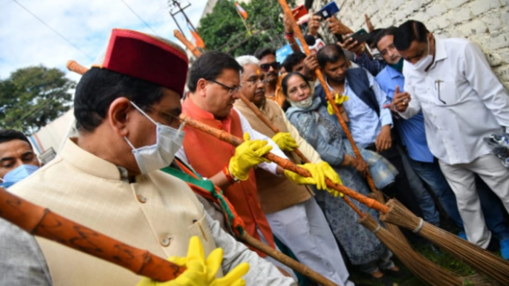 पीएम मोदी के जन्म दिन के मौके पर आयोजित स्वच्छता कार्यक्रम में शामिल हुए उत्तराखंड के सीएम पुष्कर सिंह धामी