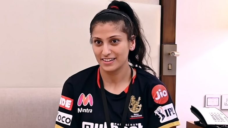 Who is Navnita Gautam? यहां देखें कौन हैं रॉयल चैलेंजर्स बैंगलौर की मसाज थेरेपिस्ट नवनीता गौतम (Watch Video)