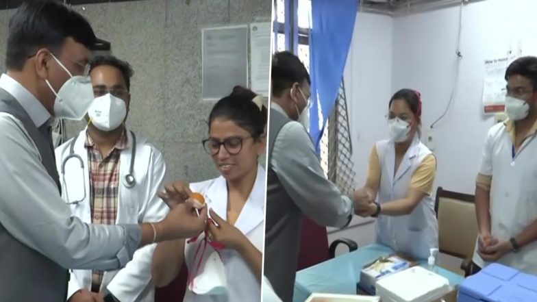 भारत में आज दो करोड़ से अधिक लोगों को लगाया गया कोरोना का टीका, खुशी के इस मौके पर मनसुख मंडाविया ने स्वास्थ्यकर्मियों के साथ मनाया जश्न, देखें तस्वीर
