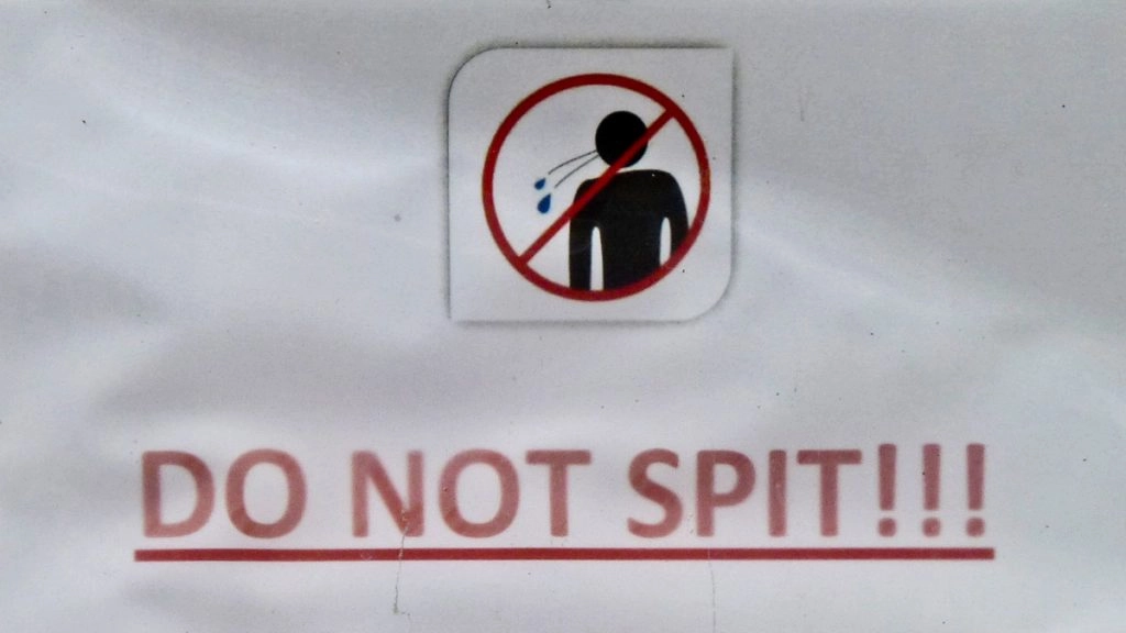 डिंडोरी में कलेक्टर ने हाथ से थूक साफ करवाया, वीडियो वायरल