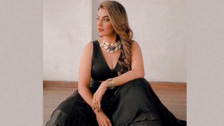 Akshara Singh Sexy Photo: अक्षरा सिंह ने ब्लैक ऑउटफिट में दिखाया दिलकश अंदाज़, देखें मस्त फोटोज