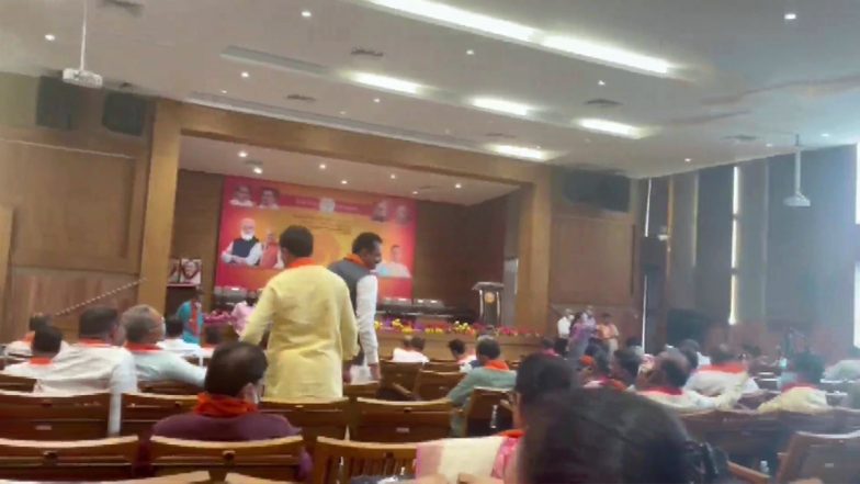 गुजरात का नया सीएम चुनने को लेकर गांधीनगर में BJP विधायक दल की बैठक जारी