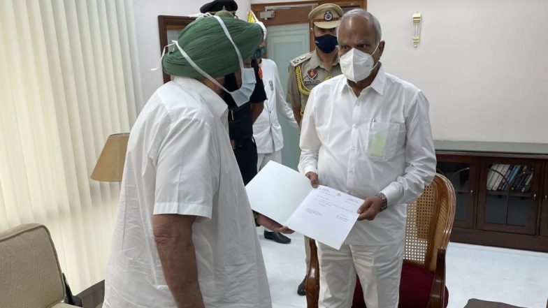 Punjab Political Turmoil: पंजाब की सियासत में बड़ा भूचाल, कैप्टन अमरिंदर सिंह का गिरा विकेट, क्या अब सिद्धू की पारी होगी शुरू?