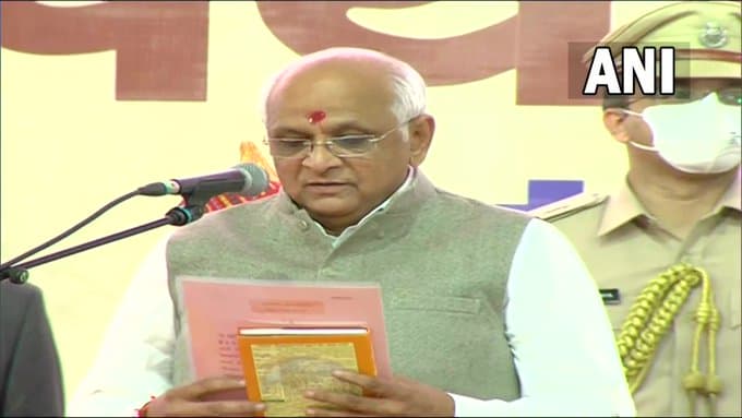 Gujarat New CM: भूपेंद्र पटेल बने गुजरात के नए मुख्यमंत्री, राज्यपाल आचार्य देवव्रत ने दिलाई शपथ
