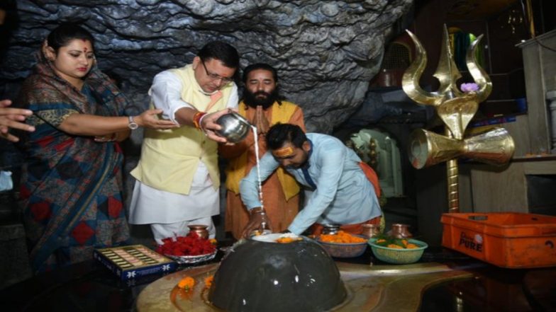 Uttarakhand: जन्मदिन पर टपकेश्वर महादेव मंदिर पहुंचे CM धामी, राज्य को नई ऊंचाइयों पर ले जाने के लिए की पूजा