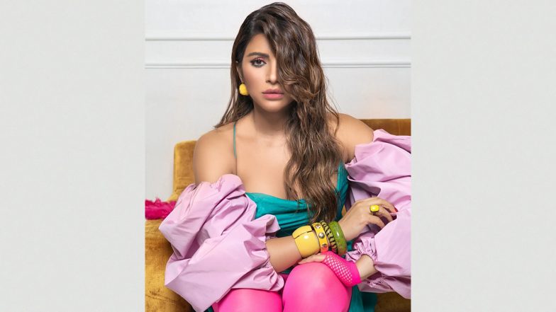 बॉलीवुड एक्ट्रेस Shama Sikander ने अपनी अदाओं से ढाया कहर, दिखा हॉट अंदाज़