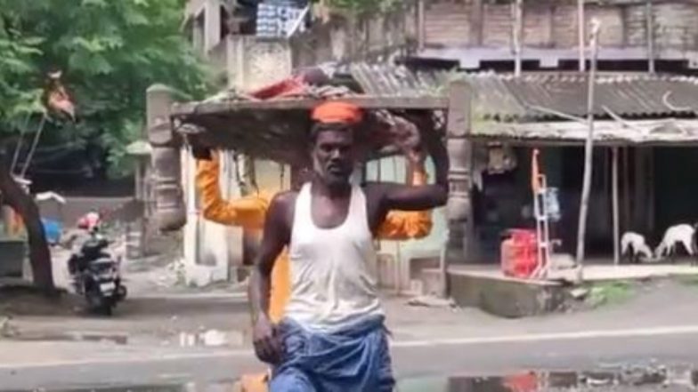 एंबुलेंस नहीं मिलने पर मरीज को खटिया पर लादकर अस्पताल पहुंचे दो शख्स, 12 किलोमीटर तक चले पैदल (Watch Viral Video)