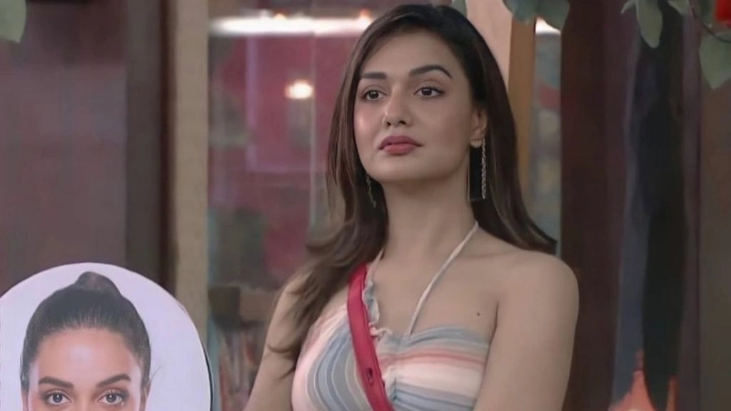 दिव्या अग्रवाल ने पोस्ट किया 'क्लीनिंग वुमन' लुक, फैंस लुक देखकर हुए स्तब्ध