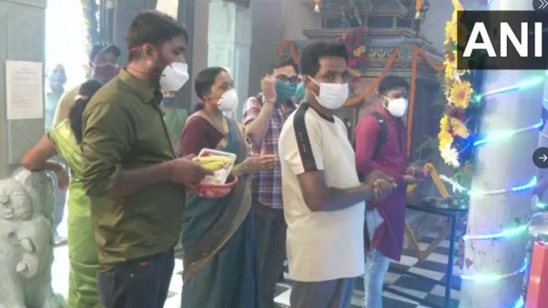 Ganesh Chaturthi 2021: गणेश चतुर्थी पर दिल्ली के सरोजिनी नगर स्थित विनायक मंदिर में भक्तों ने की पूजा-अर्चना