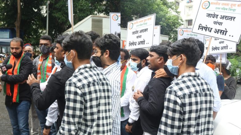 Taliban के साथ RSS की तुलना कर फंसे Javed Akhtar, घर के बाहर हुआ विरोध प्रदर्शन