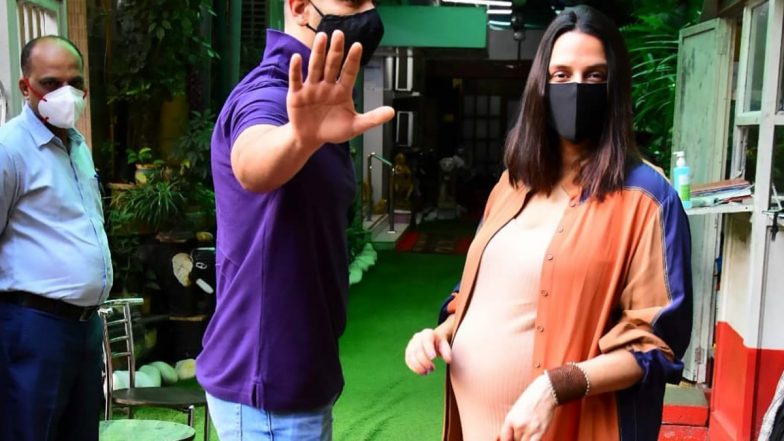 नेहा धूपिया के घर जल्द आने वाली है खुश खबरी, पति अंगद बेदी के साथ मुंबई में हुई स्पॉट