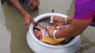 Viral Pic: पश्चिम बंगाल के जलभराव वाले क्षेत्र में नवजात शिशु को ऐसे दी गई पोलियो की खुराक, तस्वीर देख आप भी करेंगे हेल्थ वर्कर की सराहना