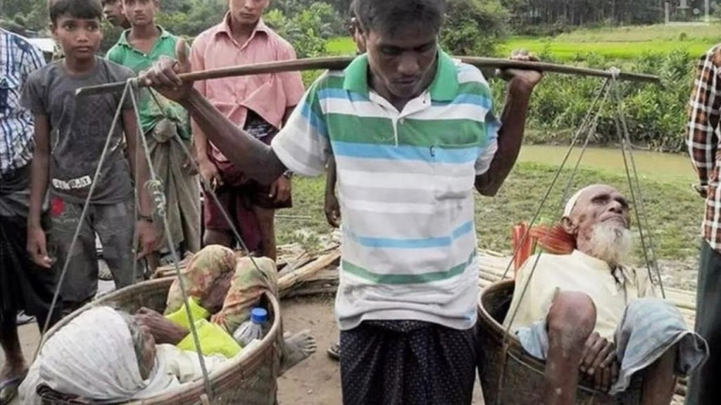 'कलयुग का श्रावण कुमार' माता-पिता को कंधे पर उठाकर म्यांमार से बांग्लादेश के लिए पैदल ही निकला!