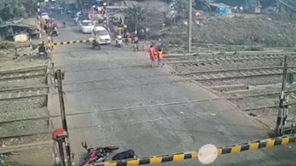बंद रेलवे फाटक को पार करना बाइक सवार को पड़ा भारी, बैरिकेड से टकराते ही हुआ ये हाल
