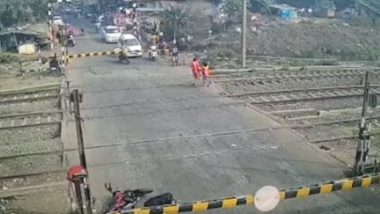 Shocking Viral Video: बंद रेलवे फाटक को पार करना बाइक सवार को पड़ा भारी, बैरिकेड से टकराते ही हुआ ये हाल