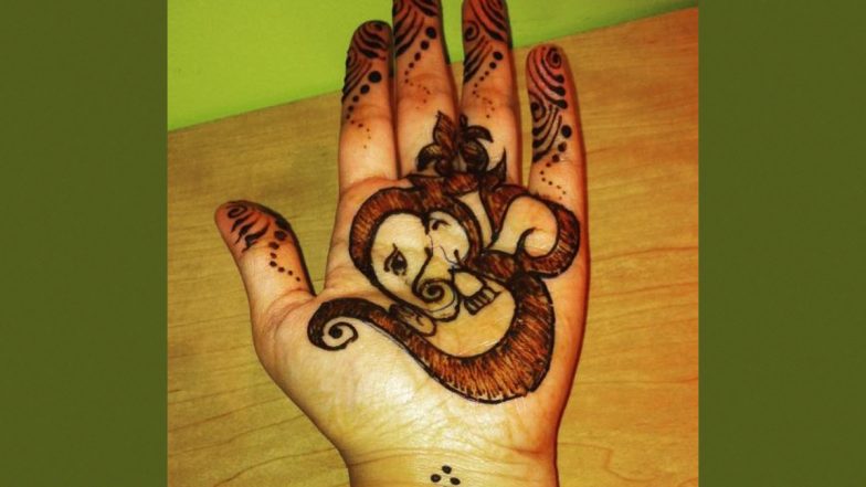Ganesh Chaturthi Mehendi Design 2021: हाथों में मेहंदी रचाकर खास अंदाज में मनाएं गणेश चतुर्थी का पर्व, देखें गणपति बाप्पा स्पेशल डिजाइन्स