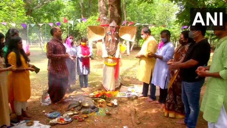 Ganeshotsav 2021: ओडिशा में पेड़ को गणपति बाप्पा बनाकर लोगों ने की पूजा-अर्चना, लोगों को दिया ये खास संदेश (See Pics)