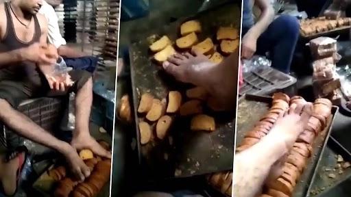 बेकरी वर्कर ने पैकिंग से पहले टोस्ट पर लगया थूक और रखा लात, वीडियो हुआ वायरल