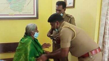 Coimbatore: 60 वर्षीय दिहाड़ी मजदूर महिला ने सड़क पर मिले स्मार्टफोन को लौटाया, पुलिस ने किया सम्मानित