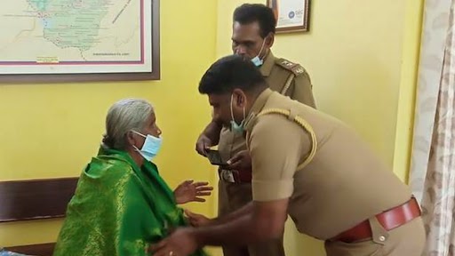 Coimbatore: 60 वर्षीय दिहाड़ी मजदूर महिला ने सड़क पर मिले स्मार्टफोन को लौटाया, पुलिस ने किया सम्मानित