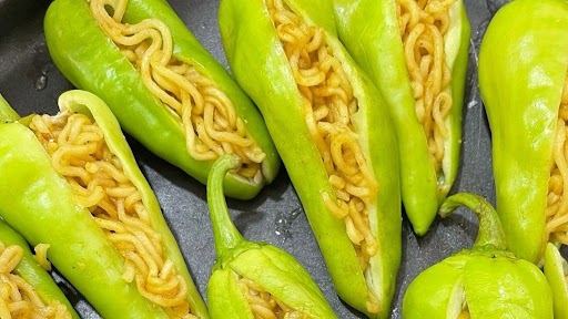Stuffed Maggi Mirch: इंटरनेट पर वायरल हुई भरवां मैगी मिर्च की फोटो, लोग बोले मत करो ये सब, देखें प्रतिक्रियाएं