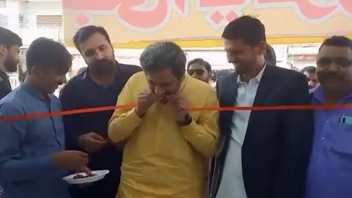 Viral Video: पाकिस्तानी मंत्री ने रिबन काटने के लिए दांतों का किया इस्तेमाल, इंटरनेट पर लोगों ने कहा-'इनके दंत मंजन का कमाल है'