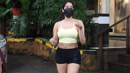 Janvi Kapoor Hot Photos: यलो टॉप और ब्लैक हॉट शॉर्ट में जिम के बाहर स्पॉट हुईं जानवी कपूर, खूबसूरत फोटोज वायरल