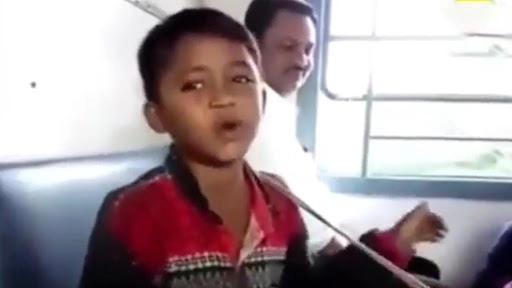 ट्रेन में छोटे से बच्चे ने ढोलक की बीट पर गाया 'अभी तो पार्टी शुरू हुई है' गाना, वीडियो देख बन जाएंगे फैन