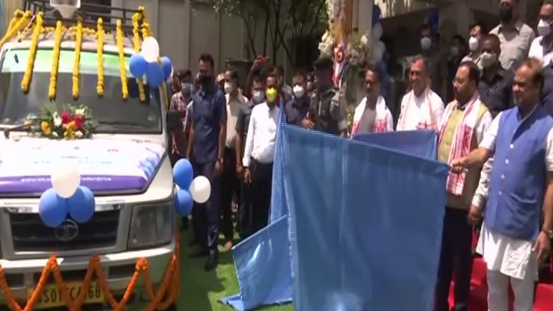 असम: गुवाहाटी में राज्य के CM हेमंत बिस्वा सरमा ने शुरू की मोबाइल कोविड वैक्सीनेशन वेन